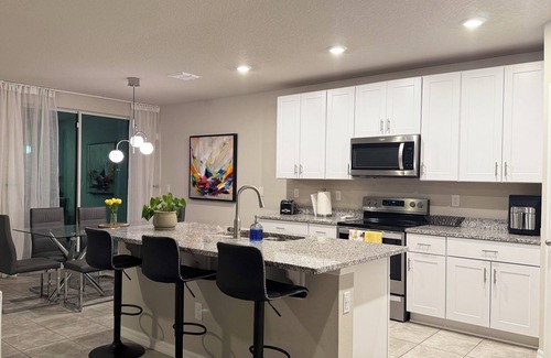 Plant City Casa | Charming brand new 4-bedroom house with a pond view. Close to Tampa and Orlando.