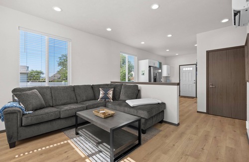 Logan Casa | Charming Brand New Built House in lively Spokane-Free Parking+AC!