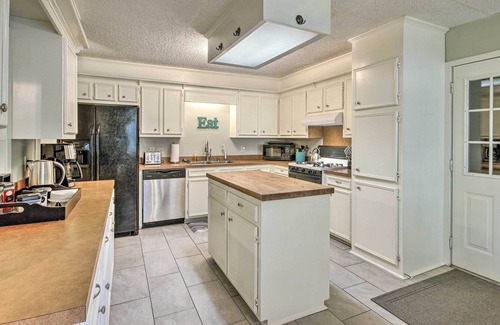 Flowood Casa | Charming Brandon Home w/ Deck, Charcoal Grill