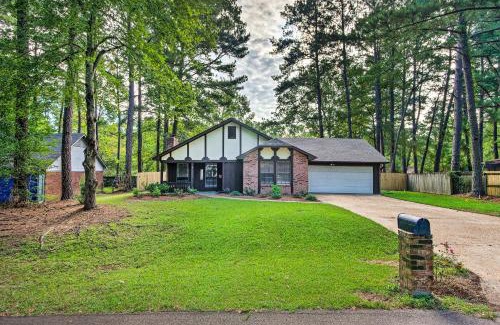 Flowood Casa | Charming Brandon Home with Deck, Charcoal Grill