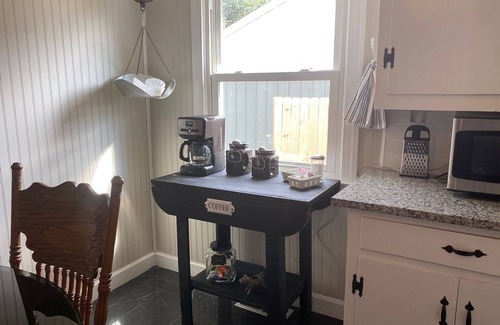 Franklin Cabaña | Charming brick home near Historic Downtown Franklin