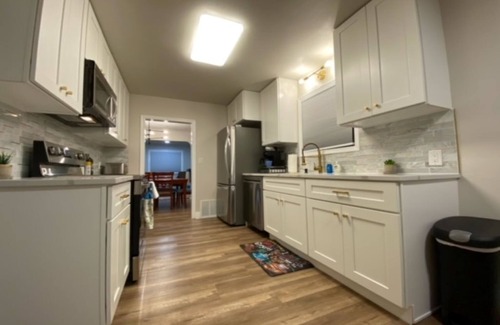 Logan Casa | 🌳Charming Brick Home 🌳 with bonus space & fenced yard for pets