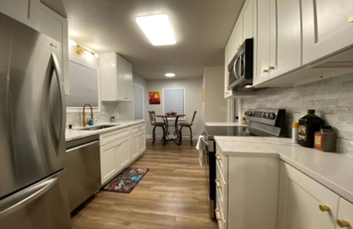 Logan Casa | 🌳Charming Brick Home 🌳 with bonus space & fenced yard for pets