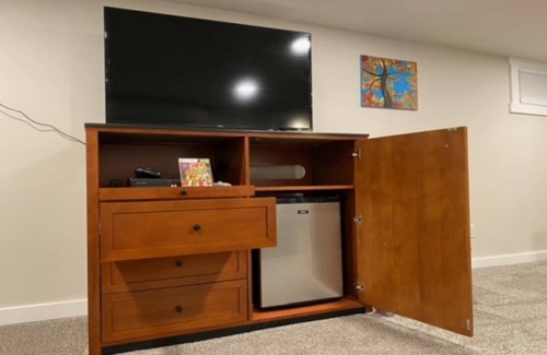 Logan Casa | 🌳Charming Brick Home 🌳 with bonus space & fenced yard for pets