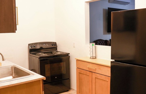 Logan Casa | Charming Bungalow 2 bedroom house in wonderful Logan with fitness room.