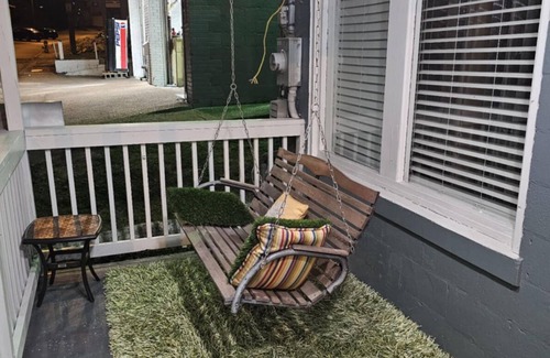 Logan Casa | Charming Bungalow 2 bedroom house in wonderful Logan with fitness room.
