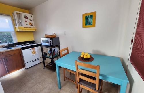Broadmoor District Casa | Charming bungalow in San Leandro w/WiFi, near BART, downtown, hospitals & more!
