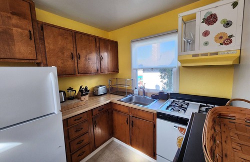 Broadmoor District Casa | Charming bungalow in San Leandro w/WiFi, near BART, downtown, hospitals & more!