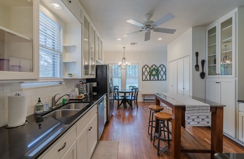 Mahncke Park Casa | Charming Bungalow Near Riverwalk, Zoo & The Pearl