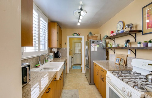 Northwest San Pedro Cabaña | Charming Bungalow Near LA Waterfront & Beaches
