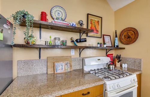 Northwest San Pedro Cabaña | Charming Bungalow Near LA Waterfront & Beaches