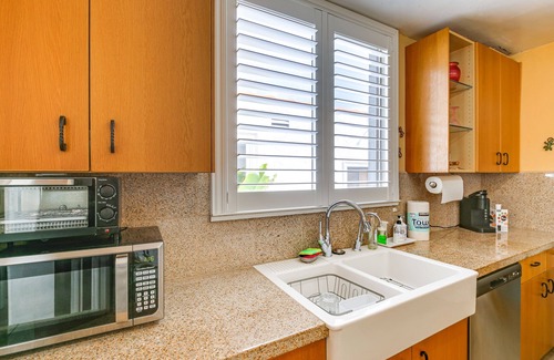 Northwest San Pedro Cabaña | Charming Bungalow Near LA Waterfront & Beaches