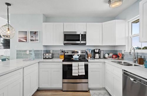 Isla Del Sol Casa | Charming Bungalow Steps from the Beach w/ Fire Pit