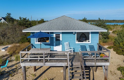 Town of East Hampton Casa | Charming Bungalow on the Bay