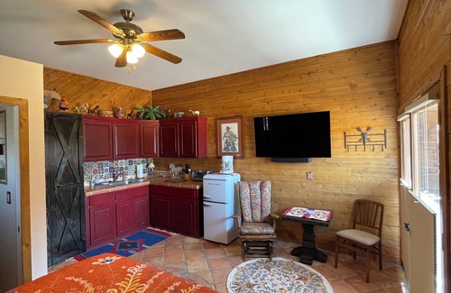Carefree Apartamento | Charming Bunkhouse Studio on a quiet western Ranch in a Cave Creek neighborhood.