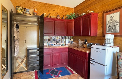 Carefree Apartamento | Charming Bunkhouse Studio on a quiet western Ranch in a Cave Creek neighborhood.