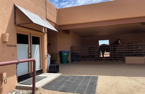 Carefree Apartamento | Charming Bunkhouse Studio on a quiet western Ranch in a Cave Creek neighborhood.
