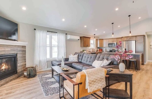 Birchwood Casa | Charming Cabin by Tagalong Golf Course
