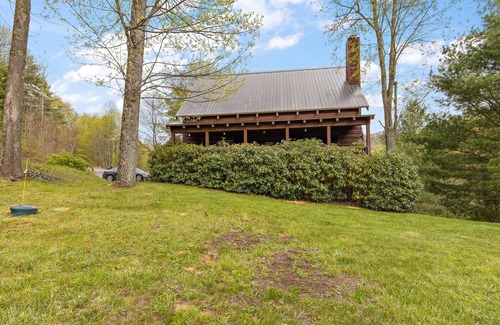 Boone Cabina | Charming Cabin in Quaint Community