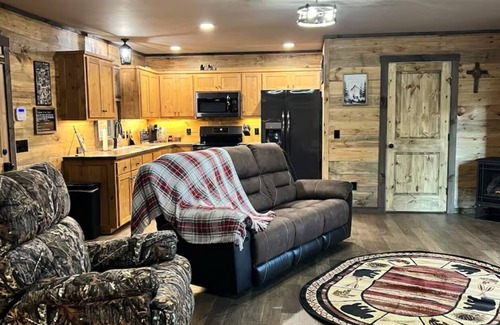 State Road Cabina | Charming cabin in State Road with WiFi, AC, and big window to watch wildlife.