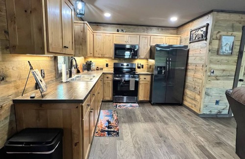 State Road Cabina | Charming cabin in State Road with WiFi, AC, and big window to watch wildlife.