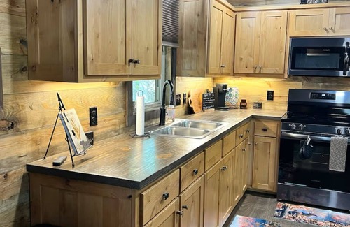 State Road Cabina | Charming cabin in State Road with WiFi, AC, and big window to watch wildlife.