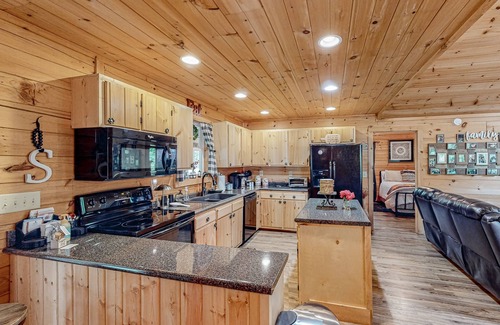 Lake Lure Cabina | Charming cabin near outdoor rec with a grill, screened porch, fireplace, & AC