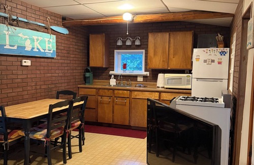 Prudenville Cabina | Charming cabin near Houghton Lake in peaceful Prudenville with AC!