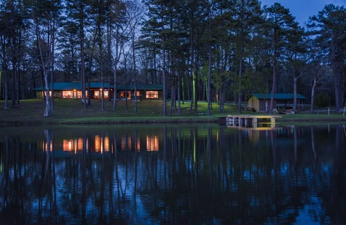 Perryville Cabina | Cómoda y acogedora escapada junto al lago