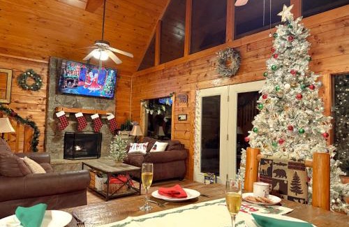Pigeon Forge Chalet De Esquí | Charming Cabin, Seasonal Decor & Pool, 3min to Pkwy, Grill, GameRoom, Wifi & Workstation, Sleeps 14