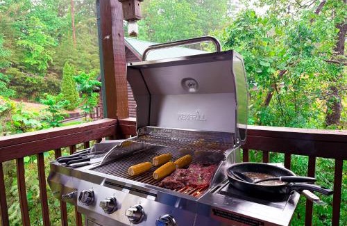 Pigeon Forge Chalet De Esquí | Charming Cabin, Seasonal Decor & Pool, 3min to Pkwy, Grill, GameRoom, Wifi & Workstation, Sleeps 14