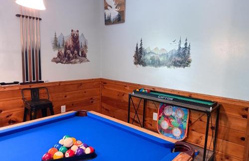 Pigeon Forge Chalet De Esquí | Charming Cabin, Seasonal Decor & Pool, 3min to Pkwy, Grill, GameRoom, Wifi & Workstation, Sleeps 14