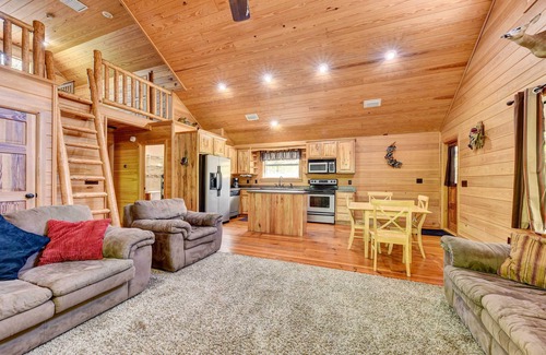 Charlton County Cabina | Charming Cabin w/ Decks & Fire Pit - Walk to River