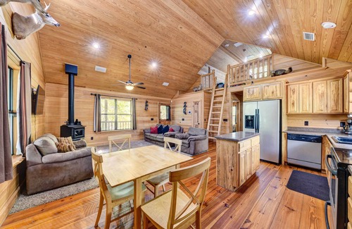 Charlton County Cabina | Charming Cabin w/ Decks & Fire Pit - Walk to River