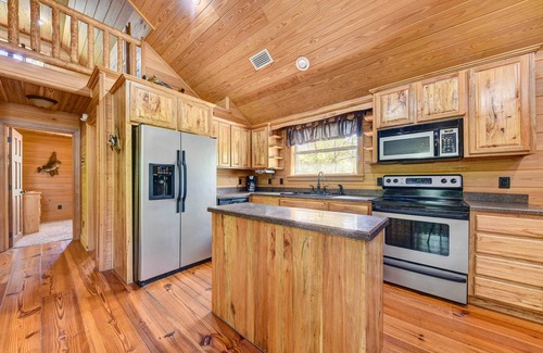 Charlton County Cabina | Charming Cabin w/ Decks & Fire Pit - Walk to River
