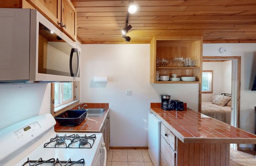Middletown Cabina | Charming Cabin with 2 bedrooms. King bed and Queen Bed, 65" TV, Recliners, Deck