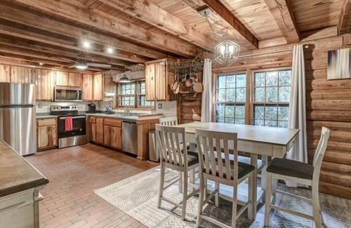 Royal Pines Cabina | Charming Cabin with Fire Pit