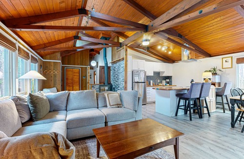 Sunriver Casa | Charming cabin with SHARC amenity passes, WiFi, streaming, private hot-tub