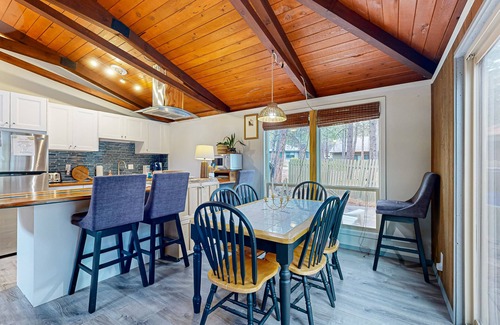 Sunriver Casa | Charming cabin with SHARC amenity passes, WiFi, streaming, private hot-tub
