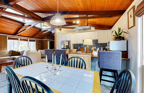 Sunriver Casa | Charming cabin with SHARC amenity passes, WiFi, streaming, private hot-tub