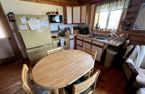 Shining Mountains Casa | Charming Cabin with Spectacular Mountain Views near Madison River in Ennis, Montana