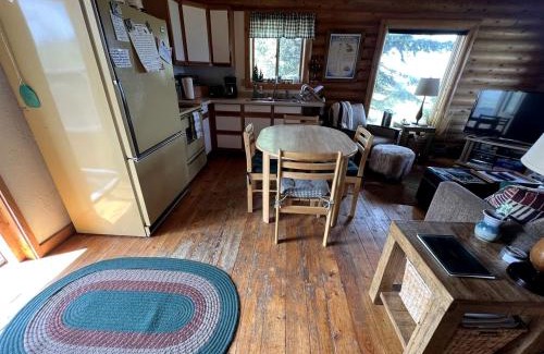 Shining Mountains Casa | Charming Cabin with Spectacular Mountain Views near Madison River in Ennis, Montana