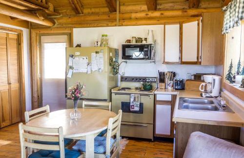 Shining Mountains Casa | Charming Cabin with Spectacular Mountain Views near Madison River in Ennis, Montana