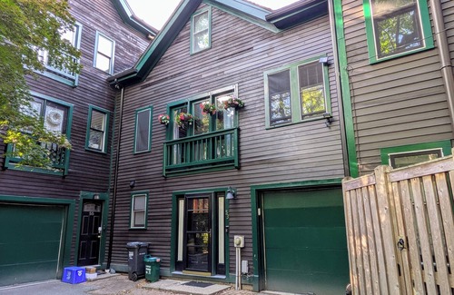 Central Square Casa | Charming Cambridge 2-BR townhome steps to MIT, Harvard, Red Line, food & more!