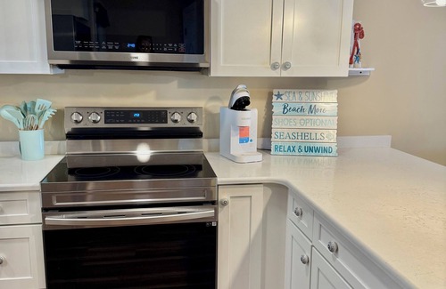 Midtown Ocean City Casa | Charming Canal Water View Townhome with Outdoor Pool, WiFi & AC in Ocean City