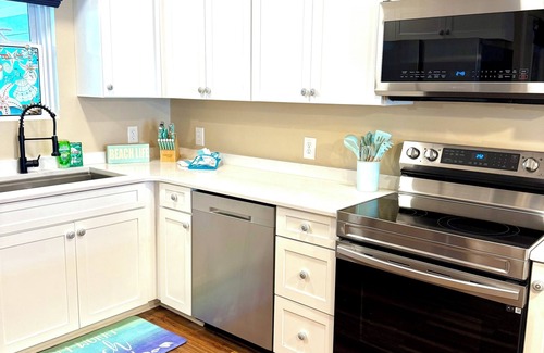 Midtown Ocean City Casa | Charming Canal Water View Townhome with Outdoor Pool, WiFi & AC in Ocean City
