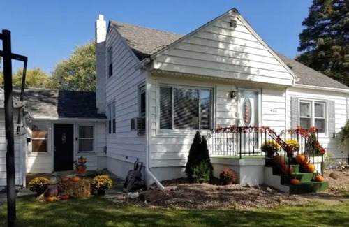 Galeville Casa | Charming cape cod close to it all!