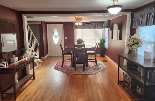 Galeville Casa | Charming cape cod close to it all!