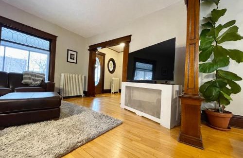 Longfellow Apartamento | Charming Centrally Located Duplex with Parking