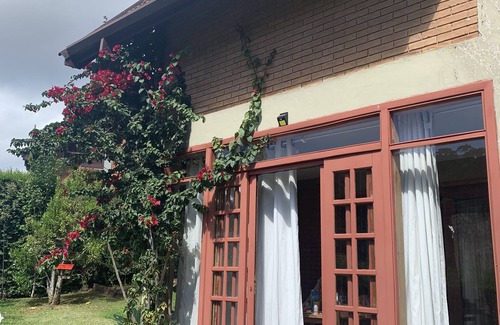 Campos do Jordao Chalet De Esquí | Charming chalet in a condominium in the middle of nature.